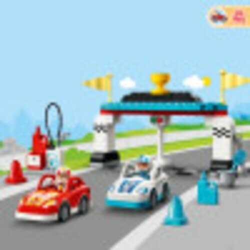 Lego raceauto's bij finishlijn.