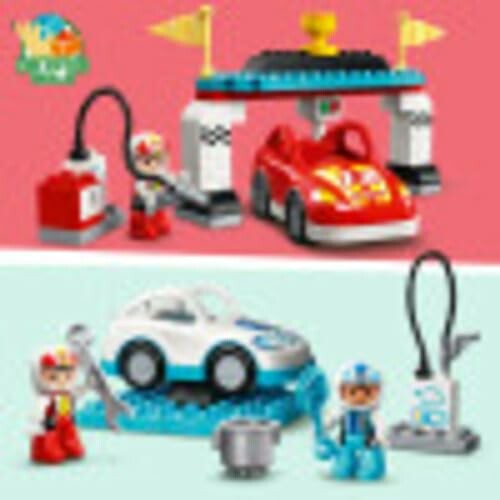 Lego-raceauto's en figuren in speelopstelling.