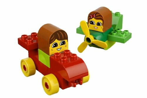 Twee LEGO-voertuigen, een auto en een vliegtuig, met lachende gezichten.