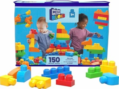 Kinderen spelen met kleurrijke bouwstenen van Mega Bloks.