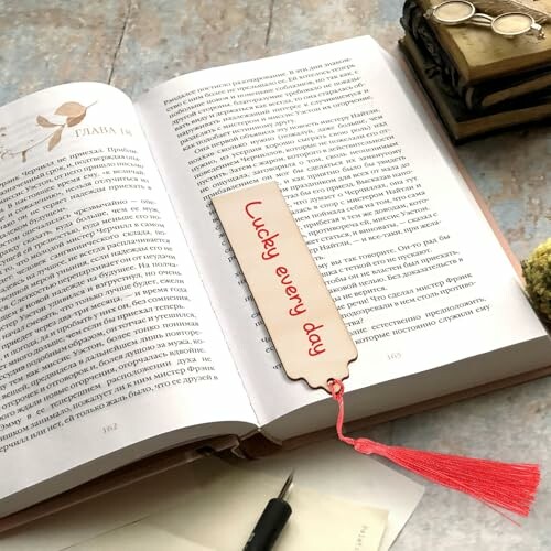 Open boek met bladwijzer en rode kwast