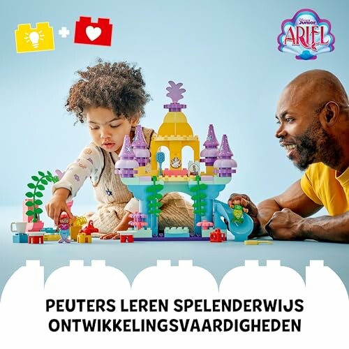 Peuter speelt met bouwstenen en volwassene kijkt toe.