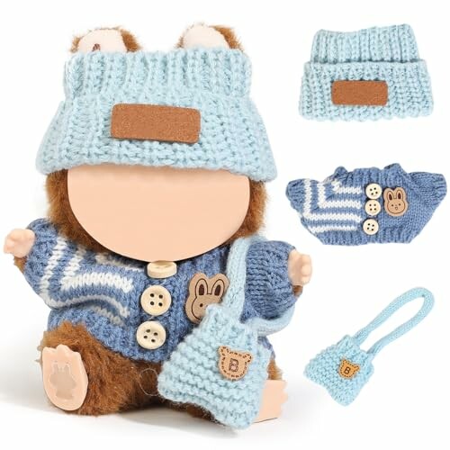 Pluche knuffel met blauwe gebreide kleding en accessoires.