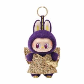 Paarse pluche sleutelhanger met grote oren en een cape.