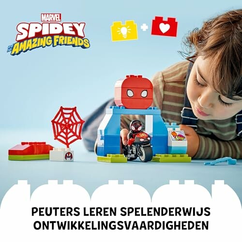 Kind speelt met Spidey en vrienden LEGO-set.
