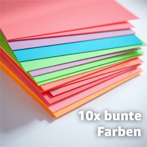 Stapel gekleurd papier