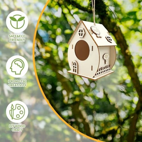 Houten vogelhuisje hangend aan een boomtak.